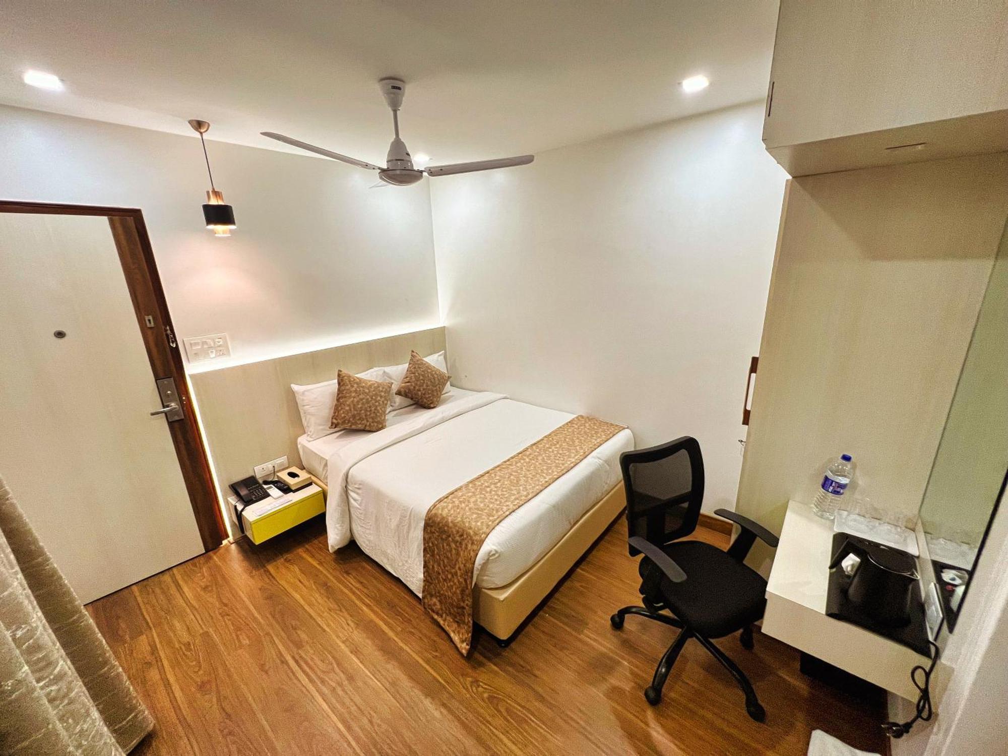 White House By Maxxvalue Service Apartments Bandra Мумбай Екстериор снимка